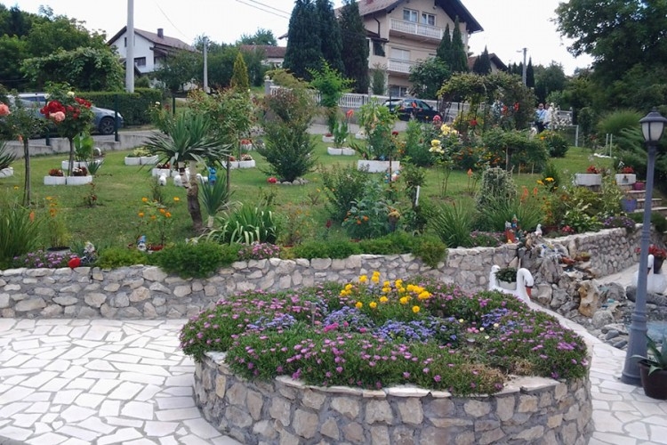 DOBOJ: Cvijeće u najljepšem dvorištu zalijeva satima
