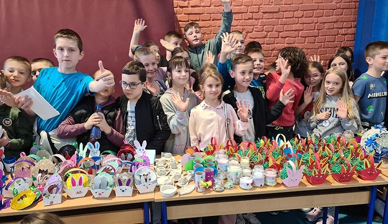 DOBOJ: Organizovan bazar, prikupljena sredstva za unapređenje nastave