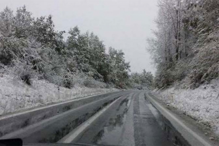 PUTEVI: Vozači oprez, klizavi kolovozi u Semberiji