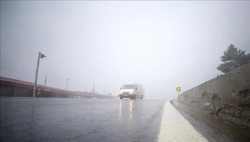 PUTEVI: Klizavi kolovozi i smanjena vidljivost