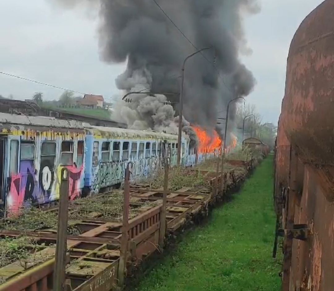 POŽAR NA ŽELJEZNIČKOJ STANICI U DOBOJU: Povrijeđen jedan vatrogasac, gorjela stara putnička garnitura (FOTO) (VIDEO)