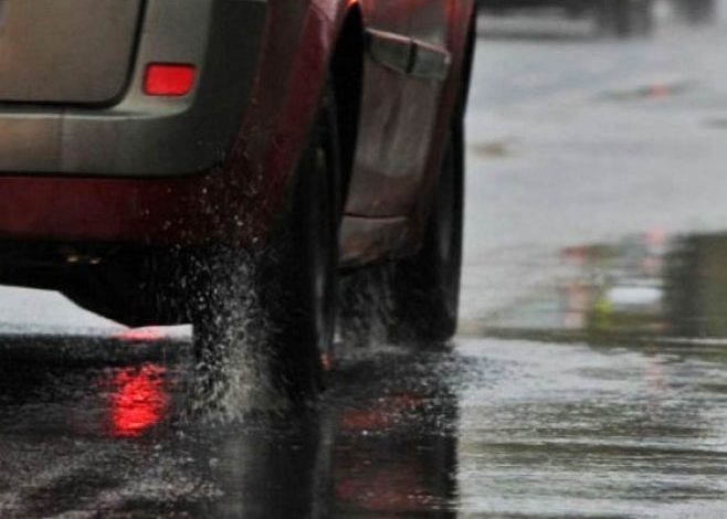 PUTEVI: Oprez zbog mokrih kolovoza i magle