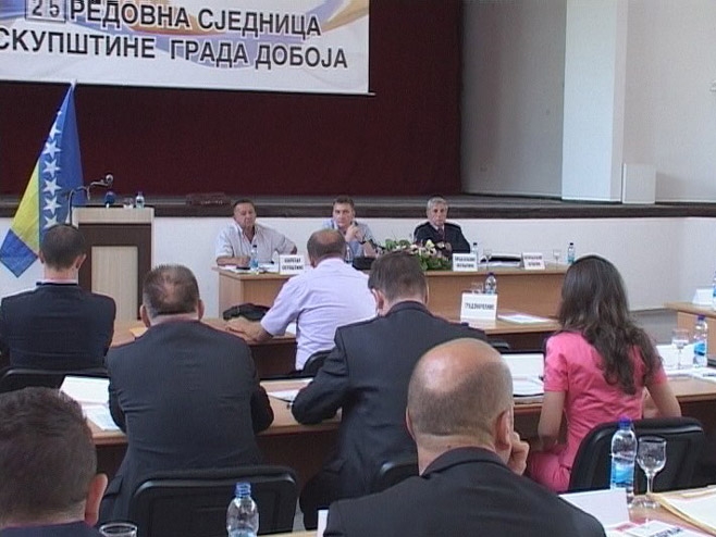 DOBOJ: Burna sjednica parlamenta (VIDEO)