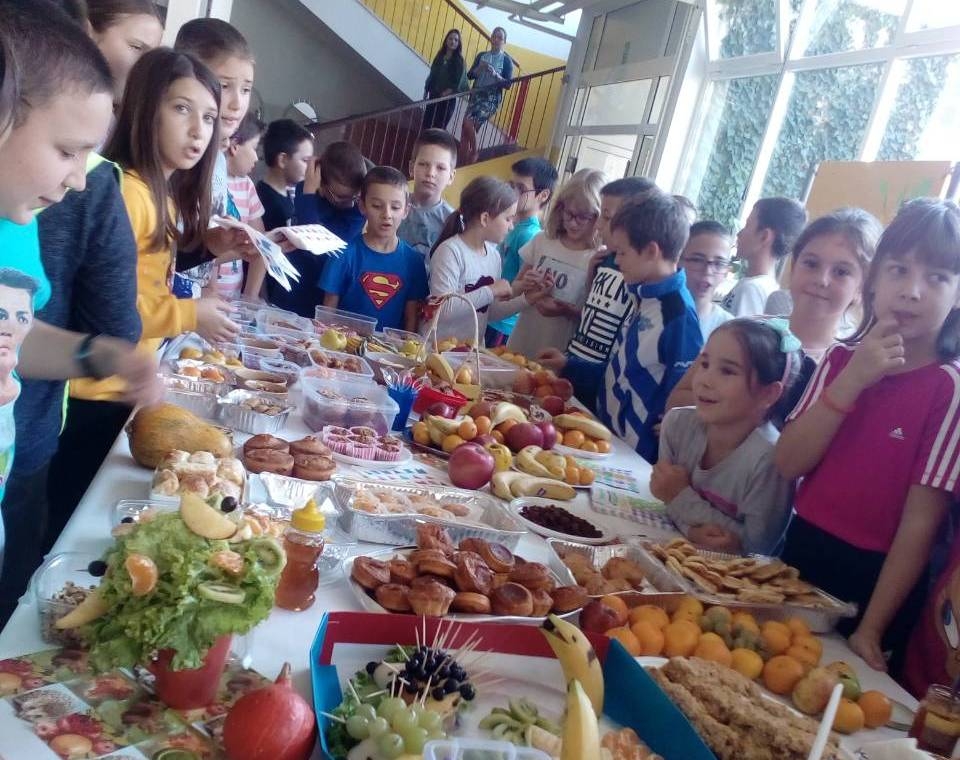 DOBOJ: U školi "Vuk S. Karadžić" obilježen Svjetski dan zdrave hrane (FOTO)