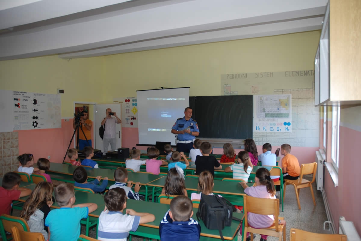 DOBOJ: Predavanja osnovcima o bezbjednosti u saobraćaju