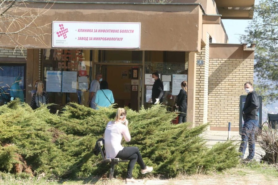 KO POKLANJA, A KO NUDI KREDITE Višković pozvao na solidarnost i obećao stimulacije za medicinare