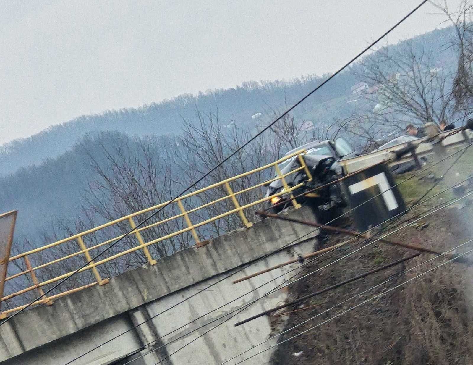 DOBOJ: Saobraćajna nezgoda na mostu u Kostajnici