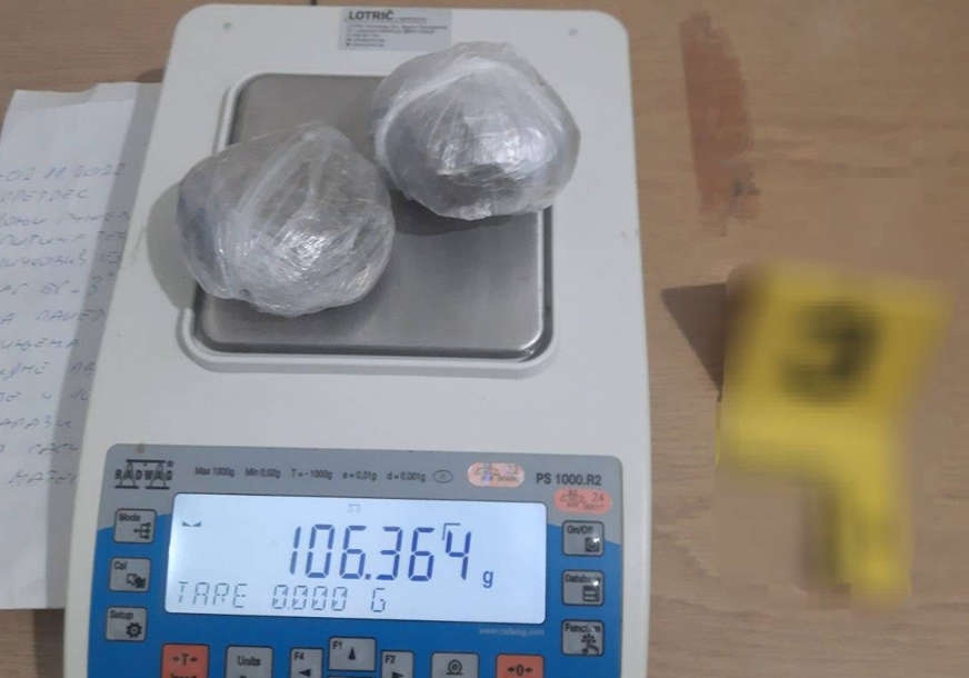 DOBOJ: Policija iz porodične kuće u Tesliću zaplijenila drogu i novac (FOTO)