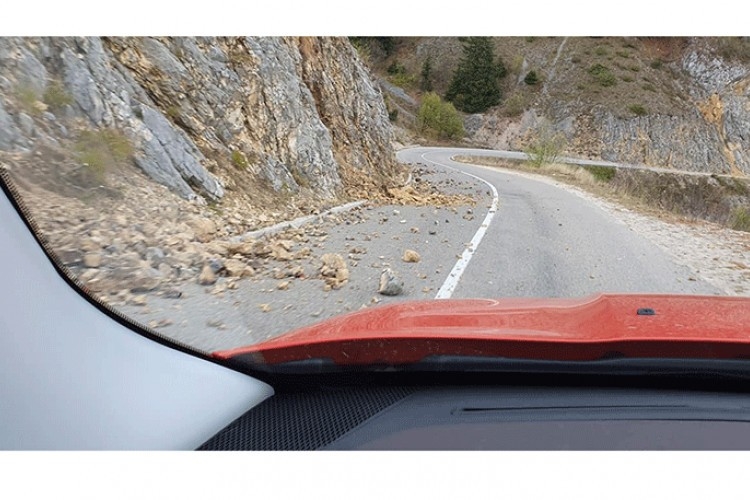 PUTEVI: Kolovozi suvi, mogući odroni u usjecima