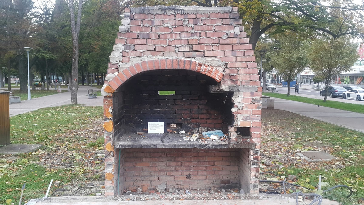 BEZ KOMENTARA: Bruka u centru grada! (FOTO)