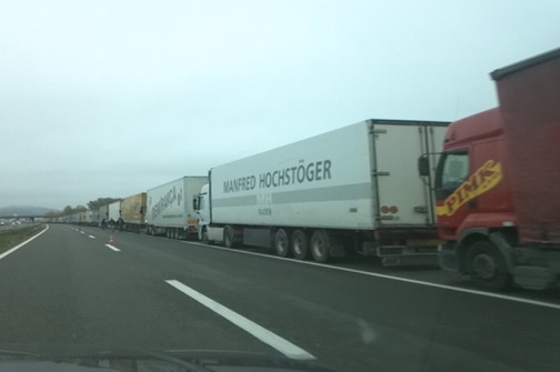 PUTEVI: Višečasovna zadržavanja teretnjaka na Rači i Pavlovića mostu