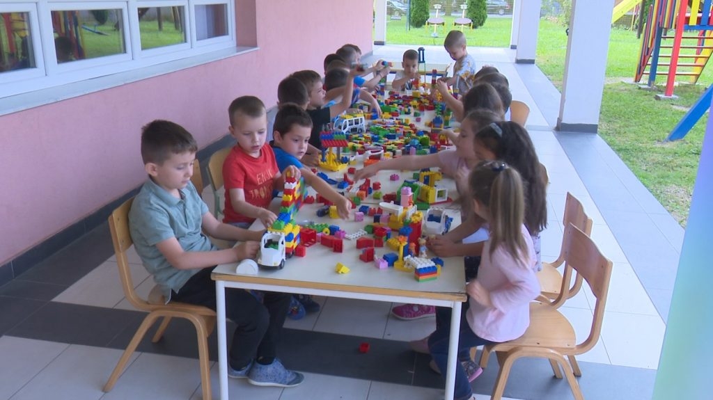 DOBOJ: Mališani uče o saobraćajnim propisima i pravilima