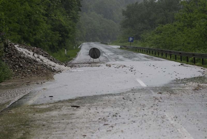 PUTEVI: U Hercegovini i na zapadu vozi se po mokrim i klizavim kolovozima