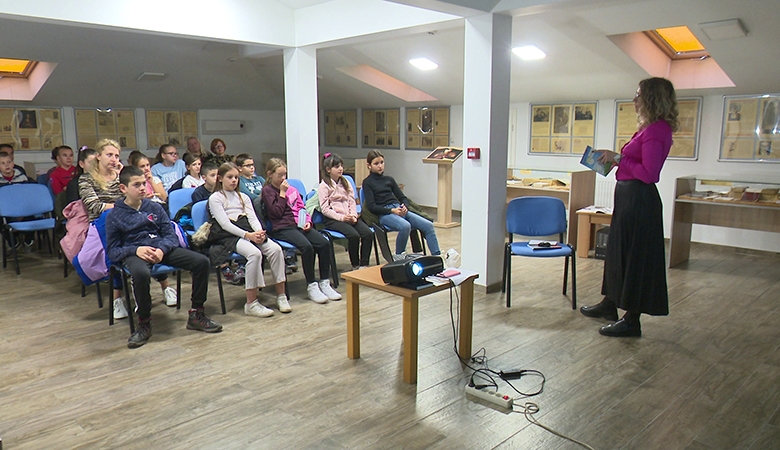 DOBOJ: Održano predavanje o romskom jeziku za osnovce (VIDEO)