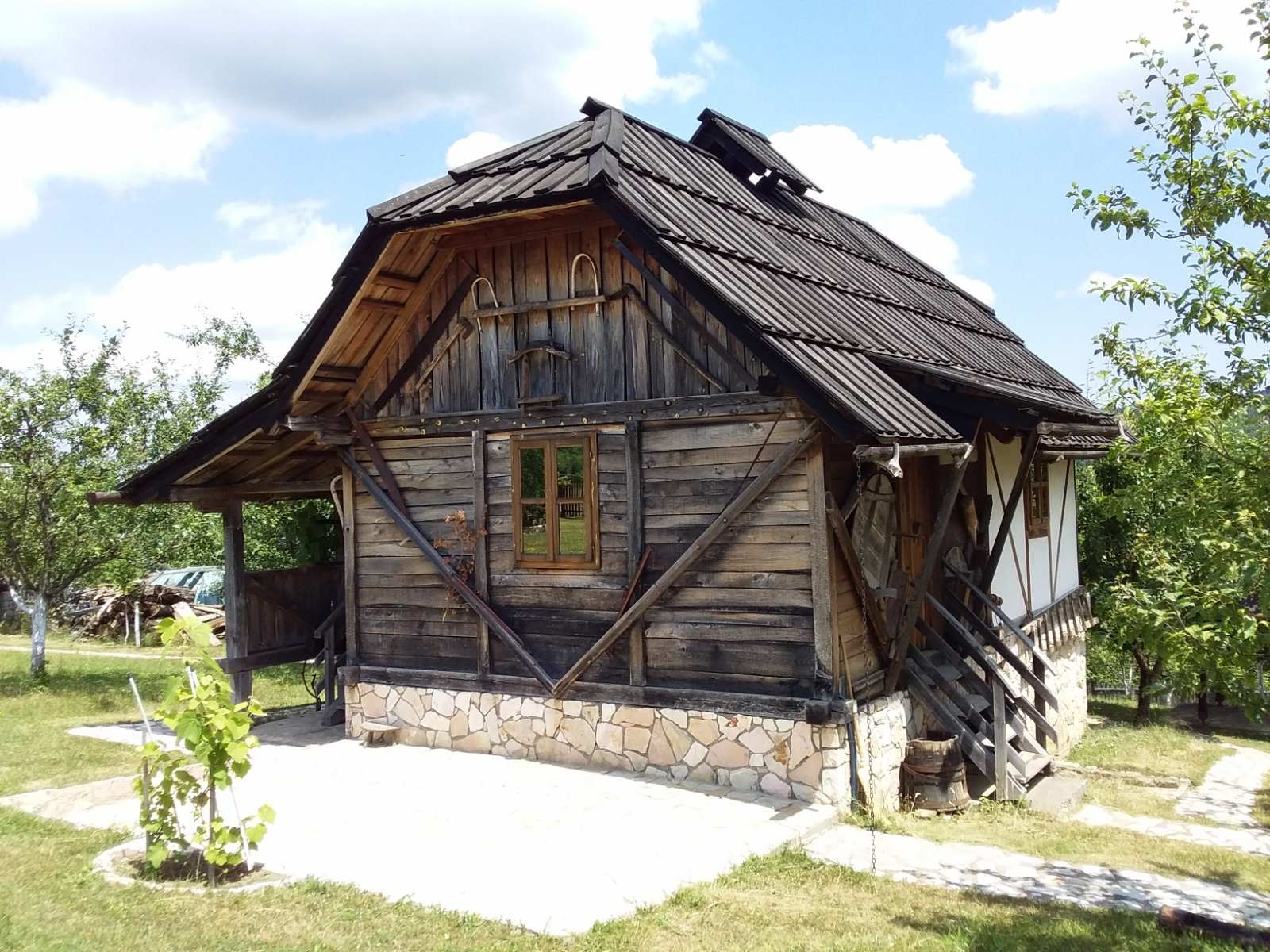 NA KROVU OZRENA U GORNJOJ PAKLENICI: Etno naselje Savić (FOTO) (VIDEO)