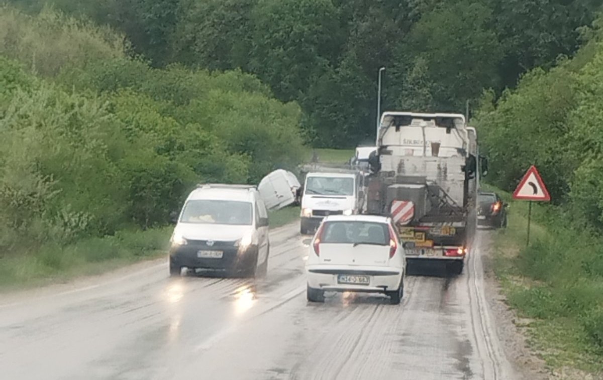 UPOZORENJE VOZAČIMA: Klizavi kolovozi zbog kiše i snijega