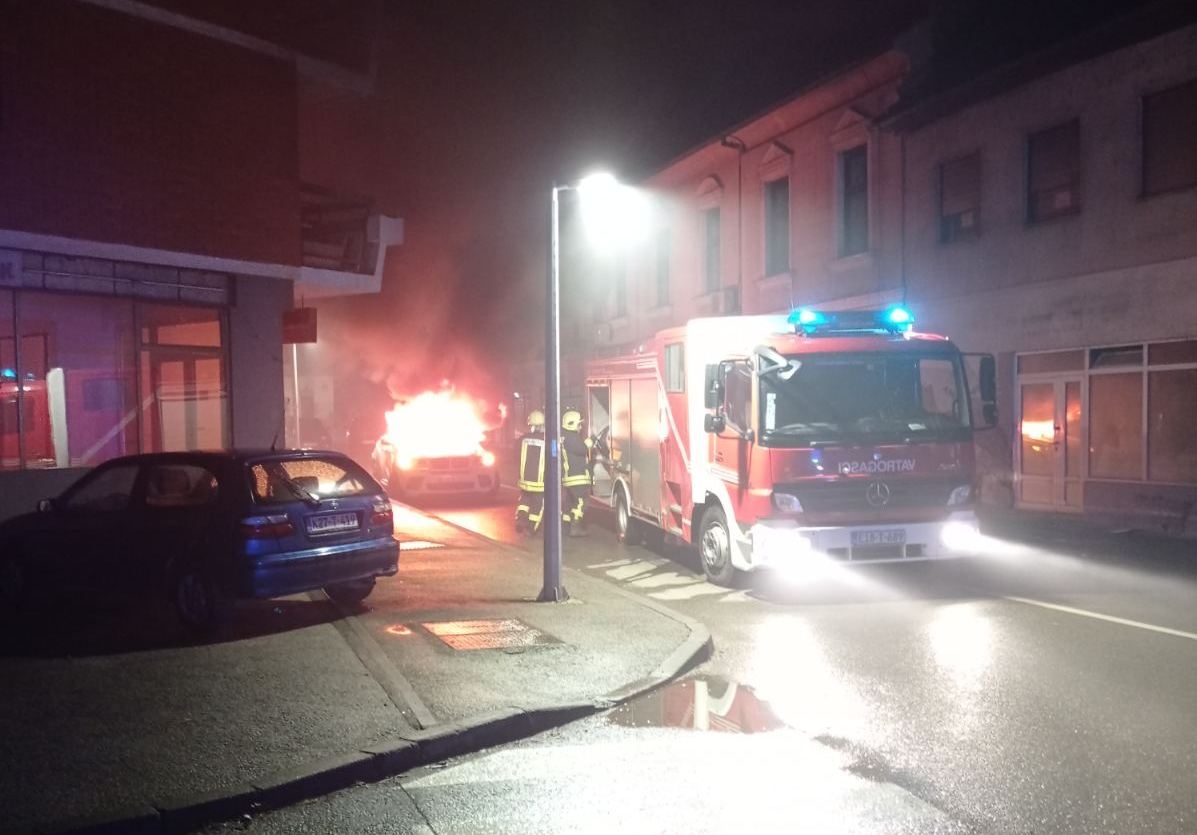 DOBOJ: Gori luksuzni BMW X6, čiji li je?!