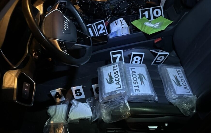DOBOJ: Zaplijenjeno 4,5 kilograma KOKAINA, droga bila sakrivena u automobilu, pronađeno i 26.000 evra