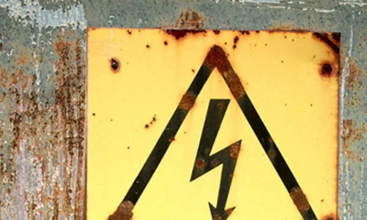 DOBOJ: Radnika udarila struja, povrede opasne po život
