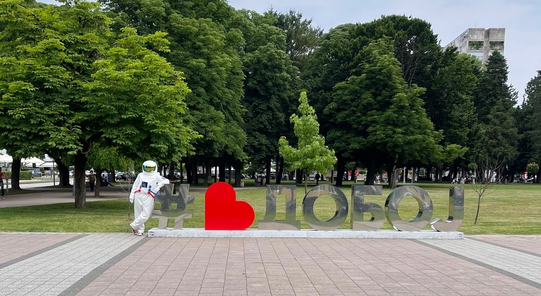 DOBOJ: Nepoznati astronaut se prošetao gradom