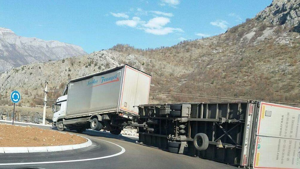 PUTEVI: Jaki udari vjetra i duža čekanja u Gradišci