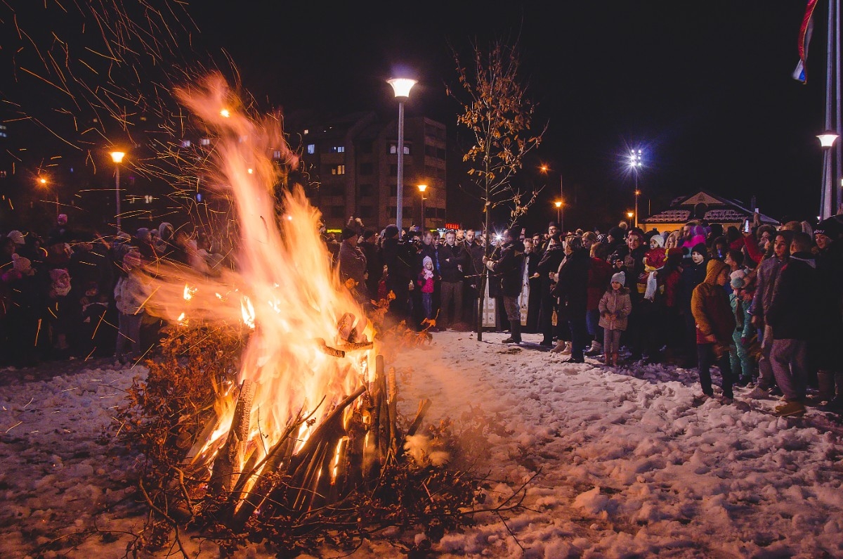 DOBOJ: Osveštan i naložen badnjak (FOTO)