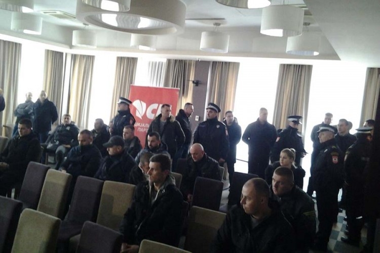 DOBOJ: Nezadovoljni članovi SP nasilno ušli u salu, došla policija