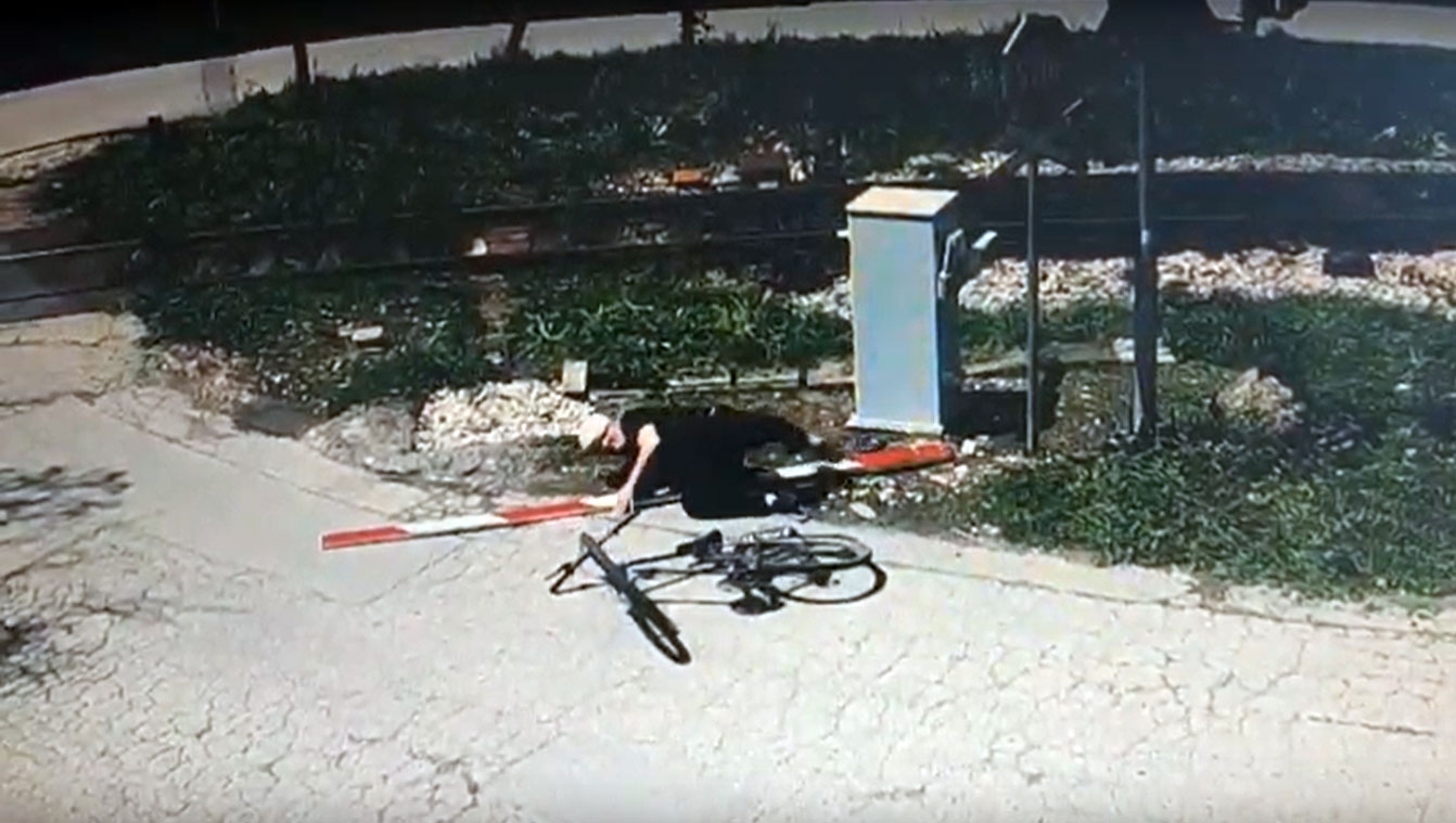 DOBOJ: Nesavjesni pojedinci na pružnom prelazu Vrbanja (VIDEO)