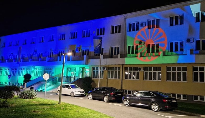 DOBOJ: Zgrada Gradske uprave osvijetljena u bojama romske zastave povodom Međunarodnog dana Roma