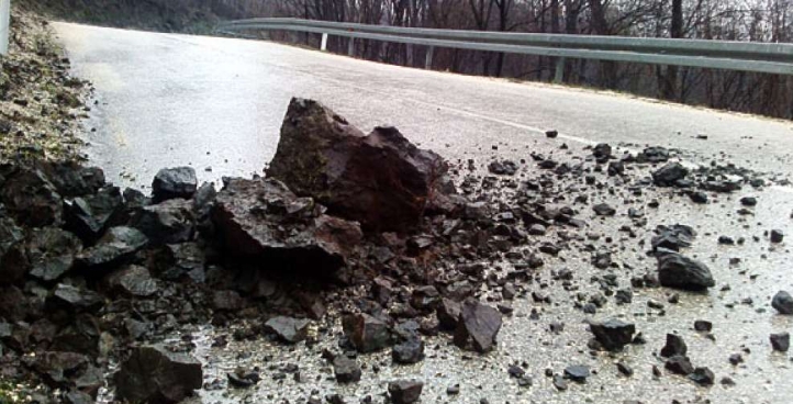 PUTEVI: Oprez zbog magle i odrona