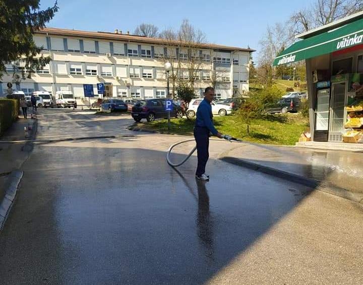 BOLNICA DOBOJ: Čišćenje saobraćajnica (FOTO)