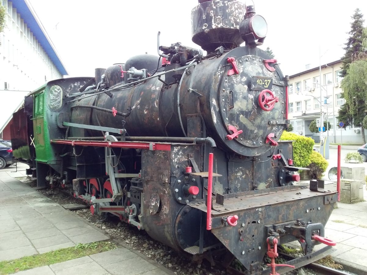 KO SKRNAVI LOKOMOTIVU: Neprimjeren odnos prema simbolu Doboja. (FOTO)