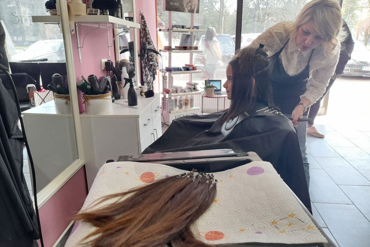 DOBOJ: Devetogodišnja Neda poklonila kosu