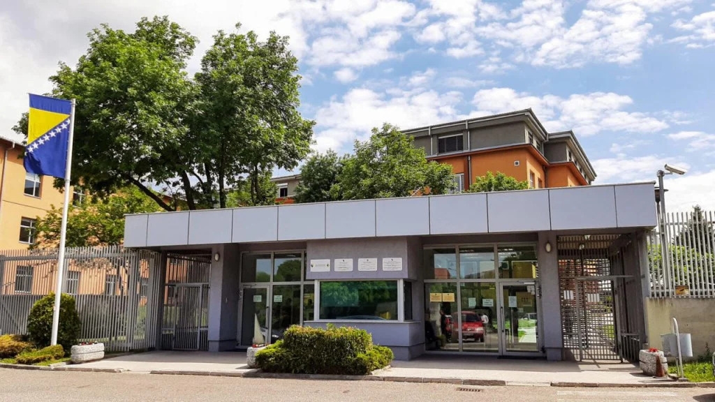 RATNI NAČELNIK CSB DOBOJ OPTUŽEN ZA ZLOČINE U DERVENTI: Dolazio naoružan i zatočenu Bošnjakinju silovao najmanje četiri puta...!