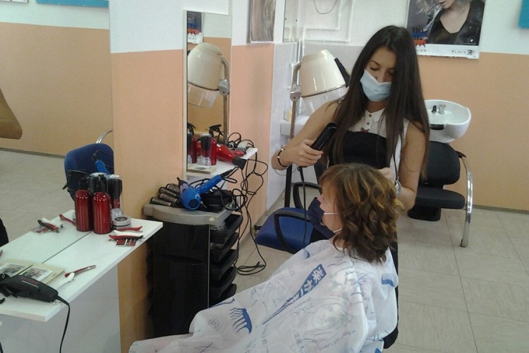 DOBOJ: Dobili kabinet za praktičnu nastavu, profesorici prvoj napravili frizuru