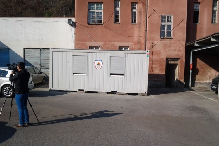 DOBOJ: Policajci rade u kontejneru (VIDEO)