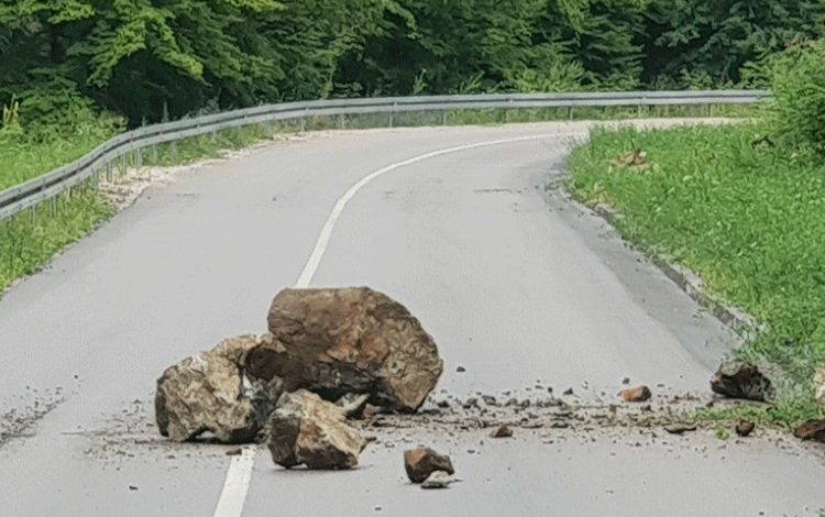 PUTEVI: Suvi kolovozi, povećana opasnost od odrona