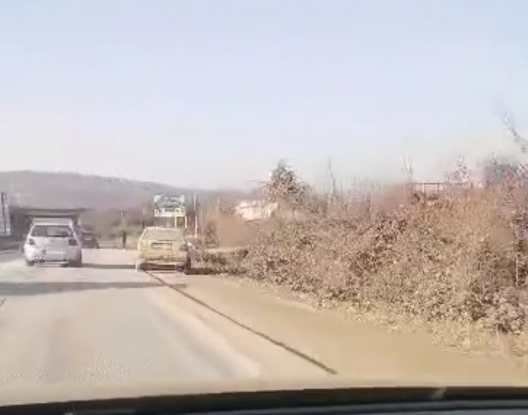 NAPUŠTENI I NEOZNAČENI AUTOMOBIL UGROŽAVA BEZBJEDNOST: Ko brine za učesnike u saobraćaju? (VIDEO)