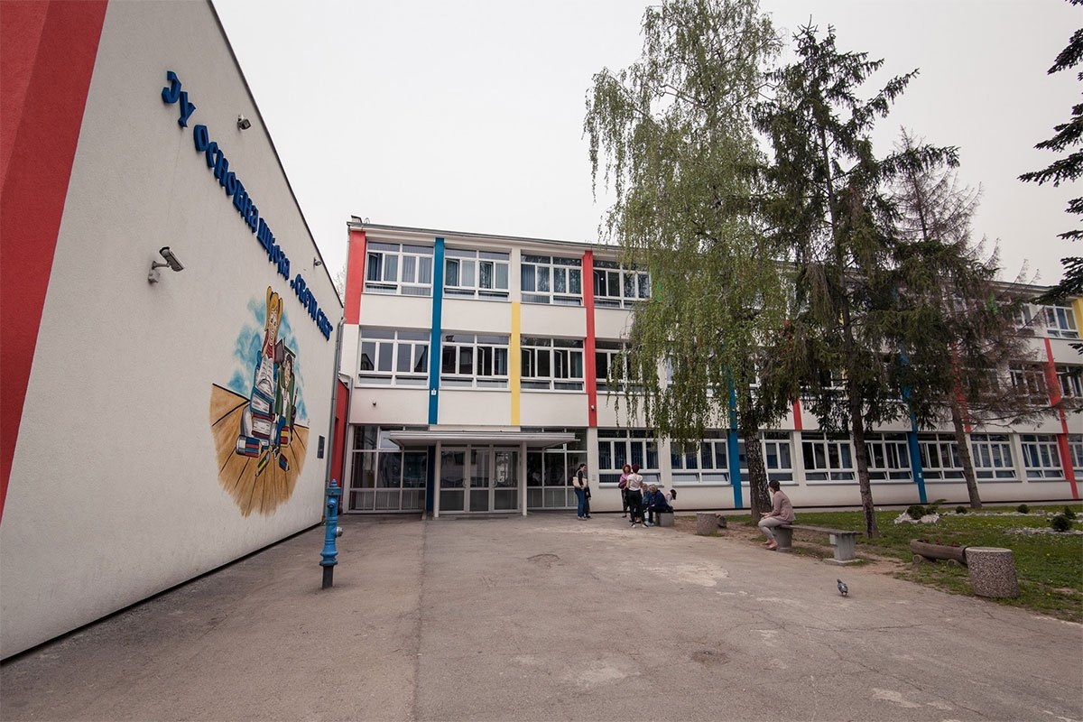 DOBOJ: Đaci zataškali napad na drugara, klupko se odmotalo na roditeljskom