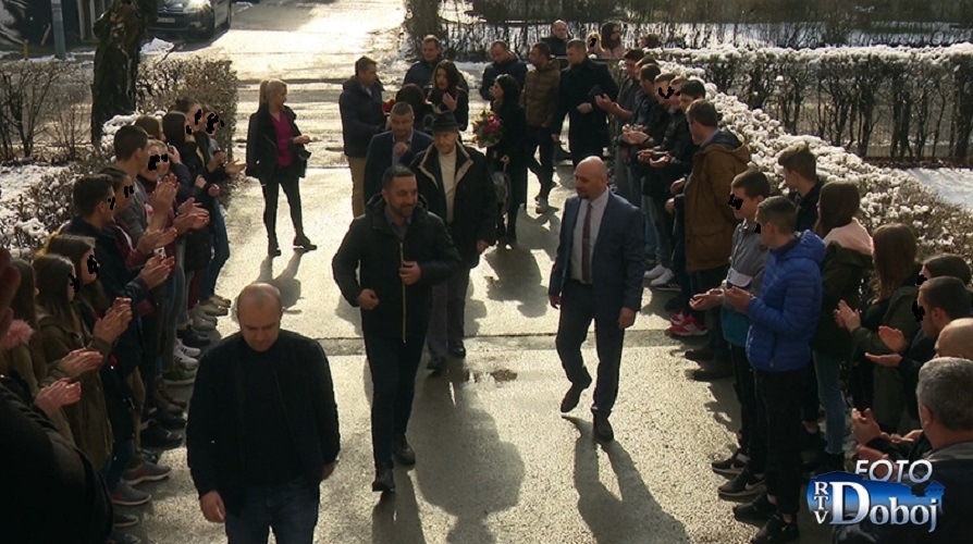 DOBOJ: Ministarstvo i dalje bez reakcije zbog učenika koji aplaudiraju političarima. Dvostruki aršini?