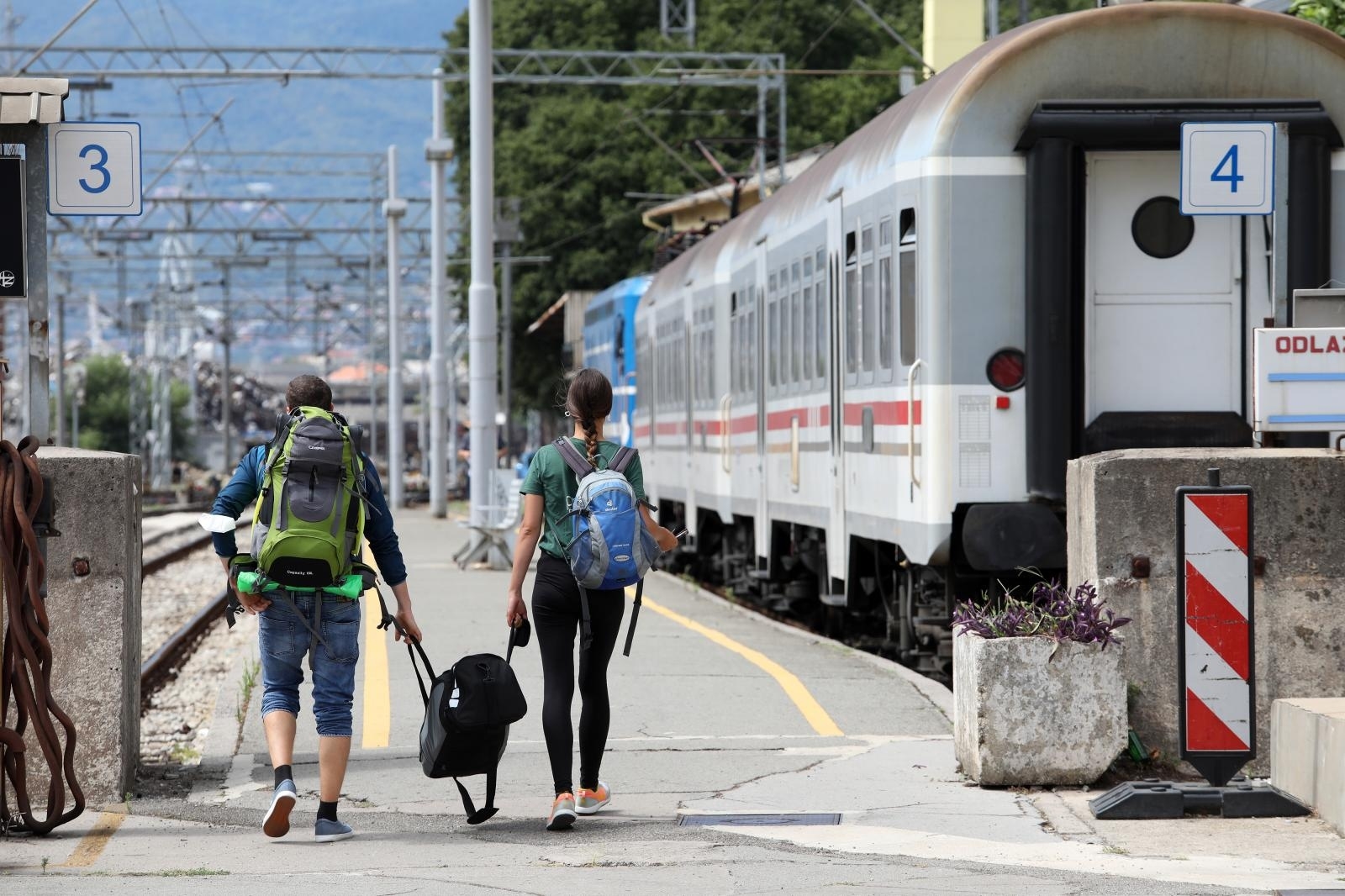 NIČIJA ZEMLJA: Od 2014. BiH napustilo 500.000 ljudi, u prvih šest mjeseci ove godine još 85.000!