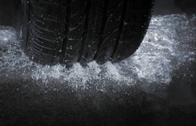 PUTEVI: Ponegdje mokri kolovozi zbog kiše