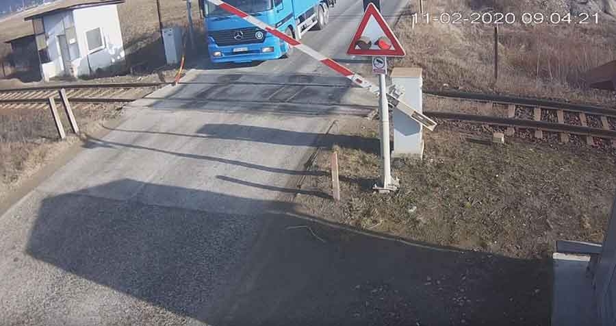 DOBOJ: Policija identifikovala vozača kamiona koji je polomio rampu 