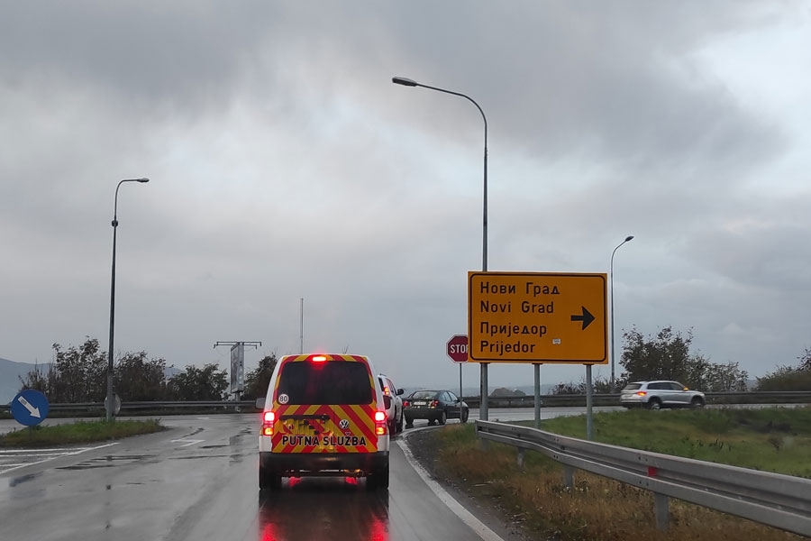 PUTEVI: Klizavi kolovozi, usporen saobraćaj na lokacijama radova