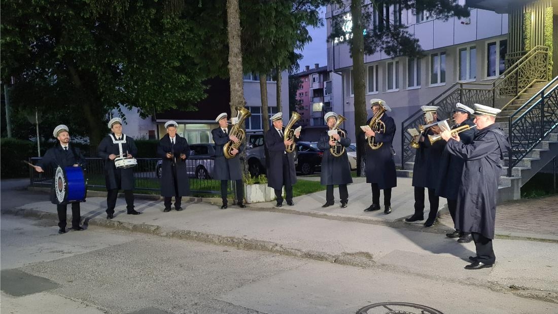 DOBOJ: Prvomajski uranak, uz zvuke duvačkog orkestra (VIDEO)