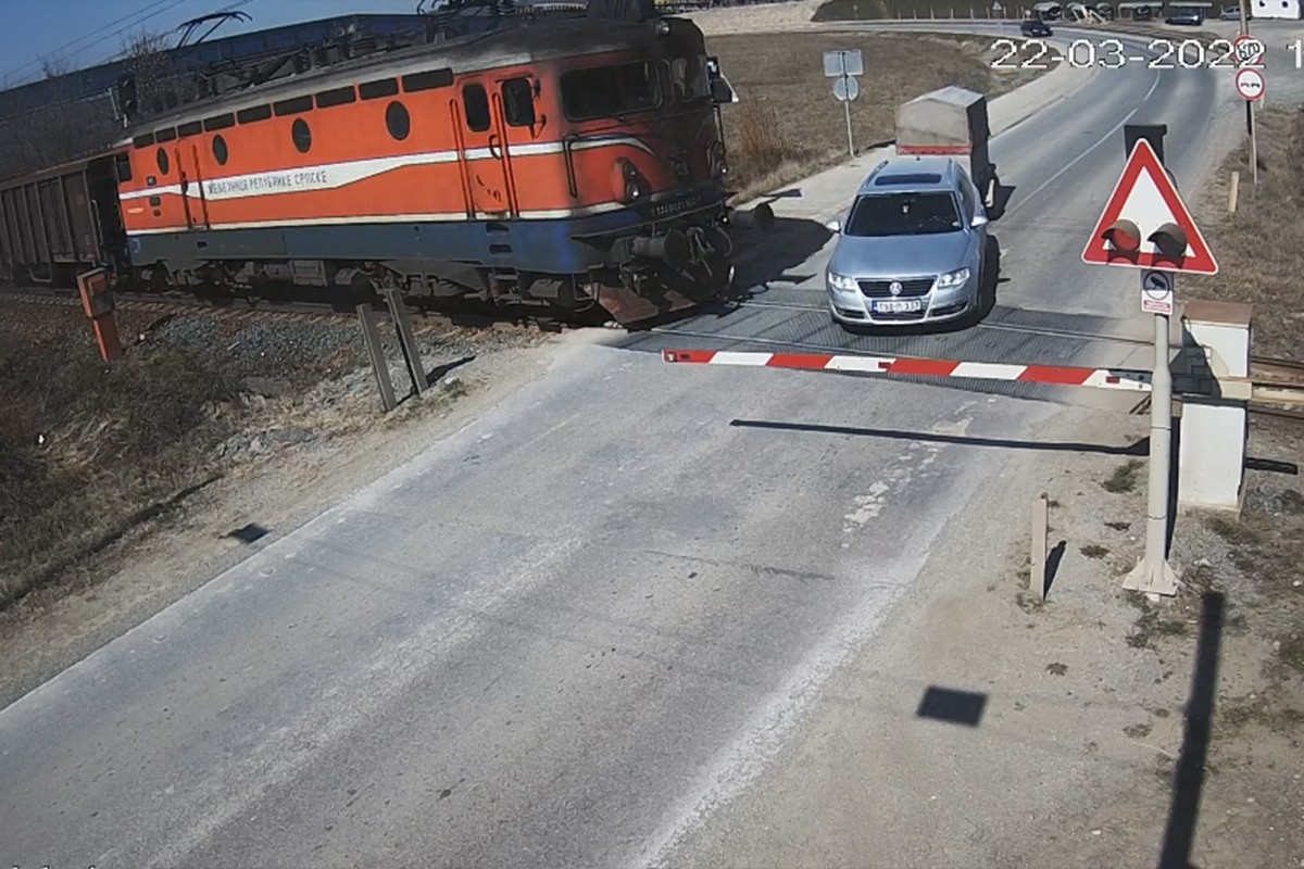 DOBOJ: Sudar teretnog voza i automobila, nema povrijeđenih