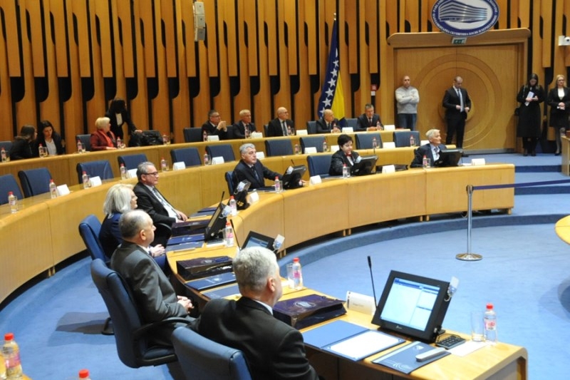 Interesi stranaka jači od jeftinijeg goriva i hrane