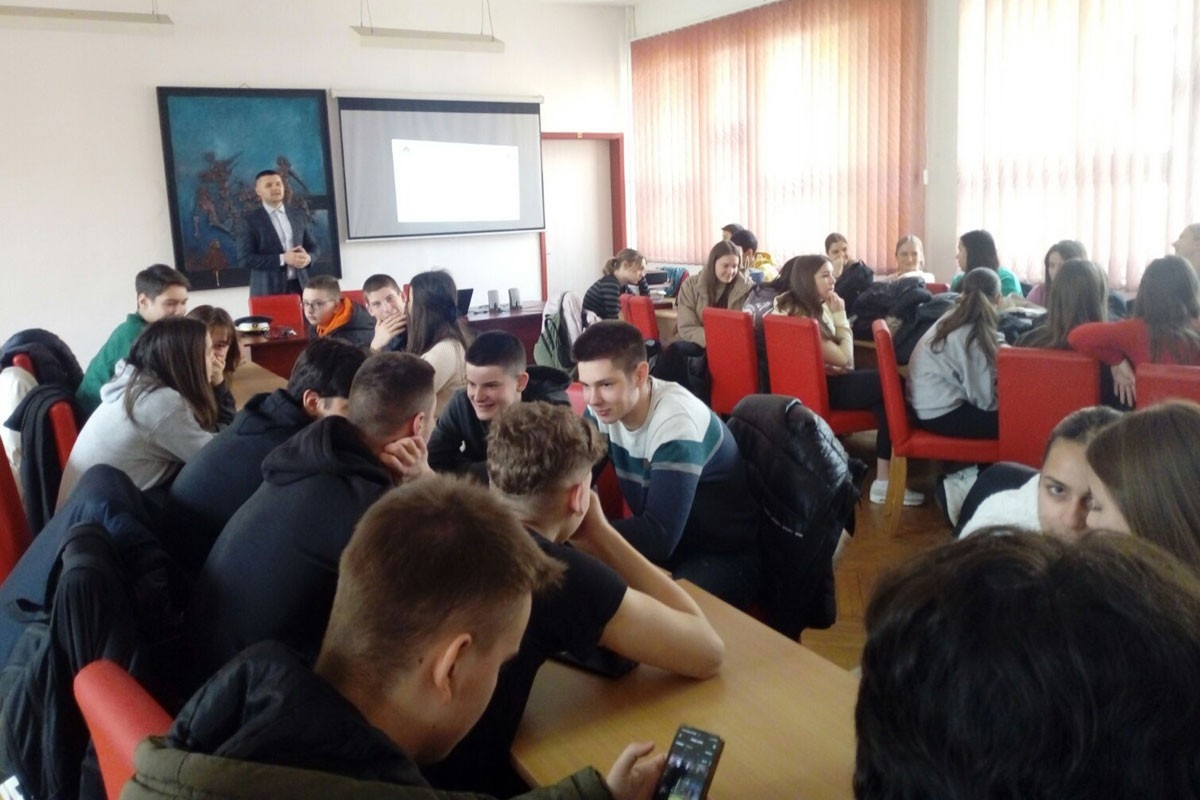 DOBOJ: Live sa časa ukinuo mobilne telefone u Gimnaziji