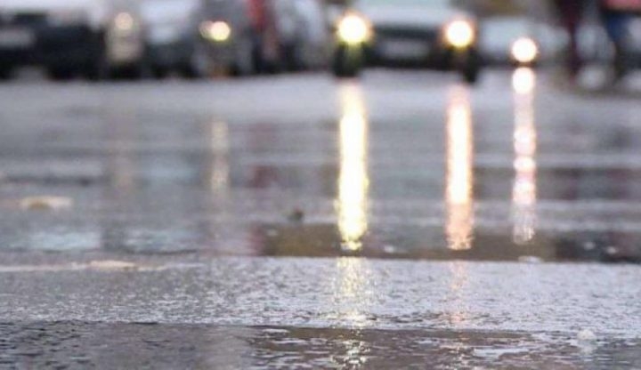 PUTEVI: Mjestimično klizavi kolovozi, povećana opasnost od odrona