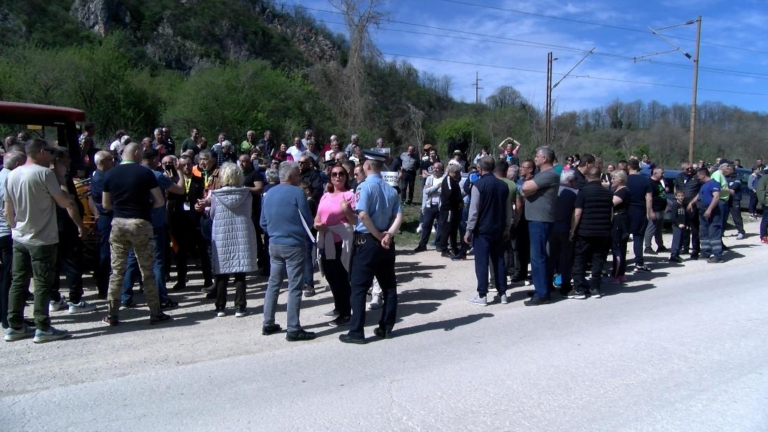 PROTEST U DONJOJ PAKLENICI: Zahtevi za strožiju kontrolu i održavanje puta zbog štete od teretnih vozila